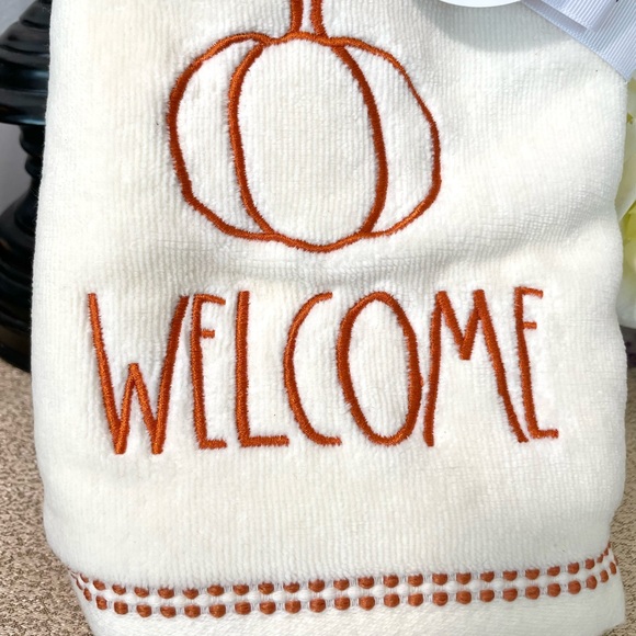 NWT Rae Dunn Set of 2 WELCOME Pumpkin Hand Towels - Picture 3 of 7